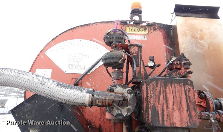 image for item DR5983 1995 Ford F800 oil distributor truck