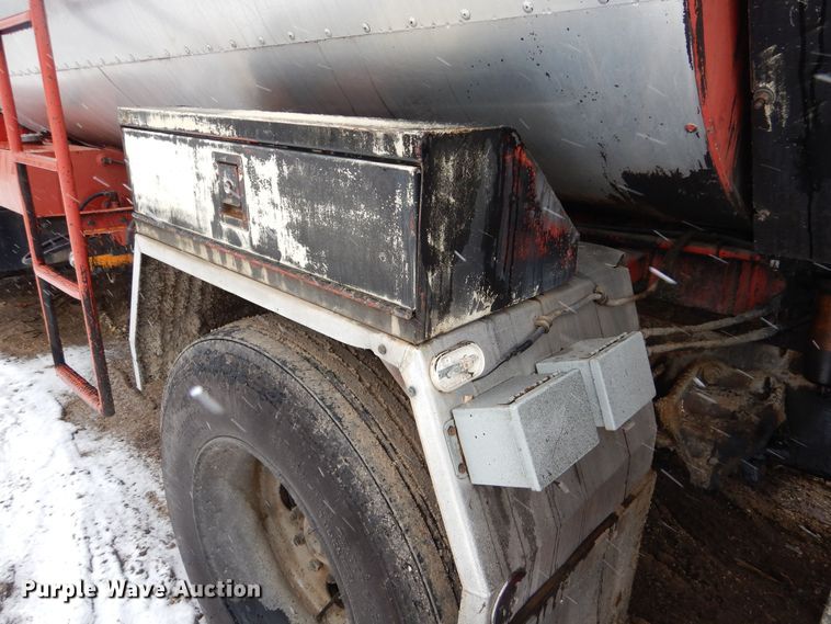 image for item DR5983 1995 Ford F800 oil distributor truck