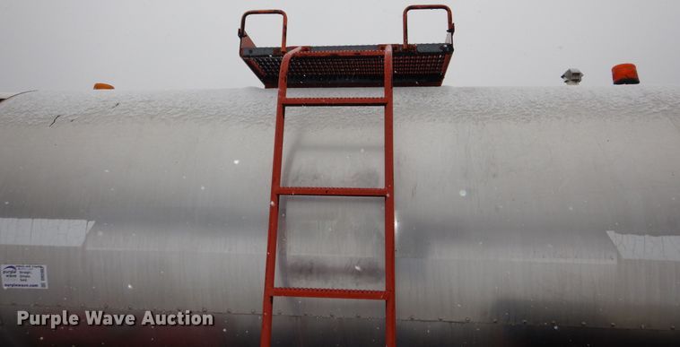 image for item DR5983 1995 Ford F800 oil distributor truck