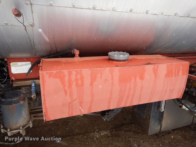 image for item DR5983 1995 Ford F800 oil distributor truck