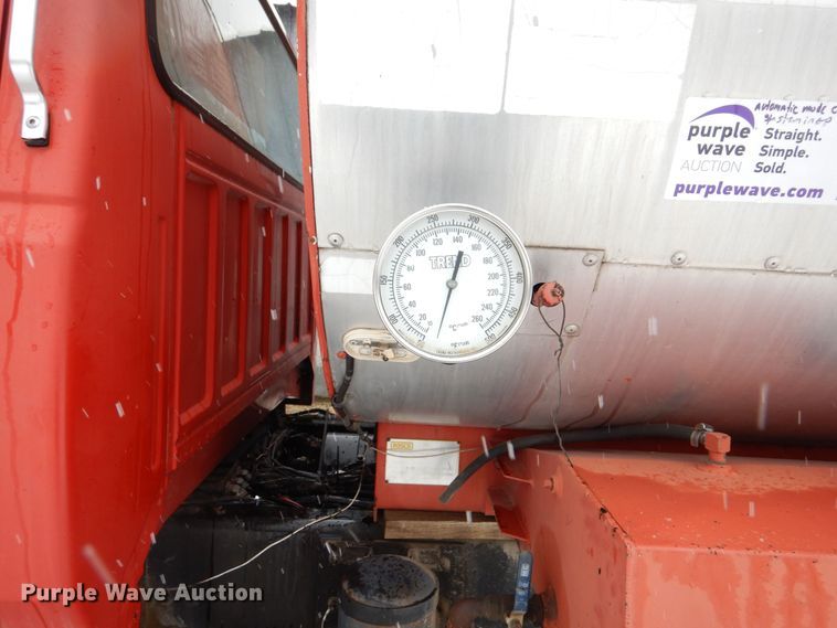 image for item DR5983 1995 Ford F800 oil distributor truck