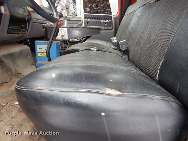 image for item DR5983 1995 Ford F800 oil distributor truck