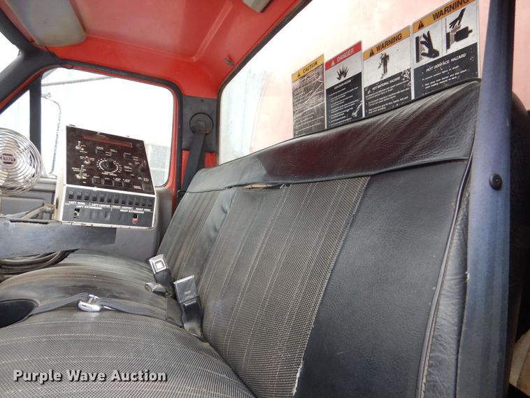 image for item DR5983 1995 Ford F800 oil distributor truck