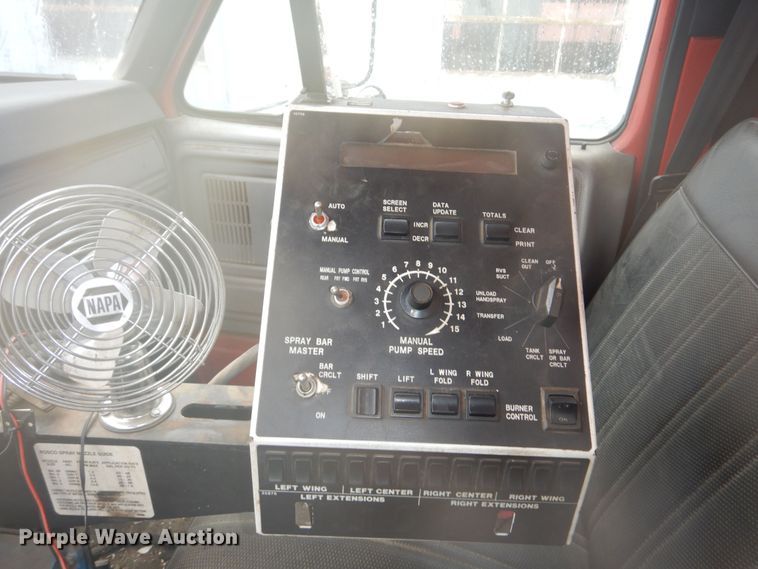 image for item DR5983 1995 Ford F800 oil distributor truck