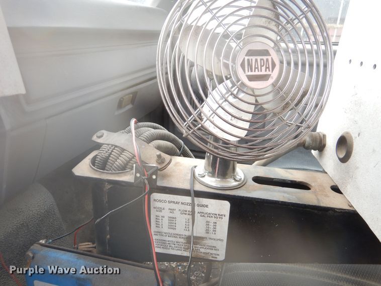 image for item DR5983 1995 Ford F800 oil distributor truck