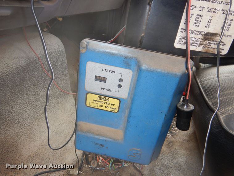 image for item DR5983 1995 Ford F800 oil distributor truck