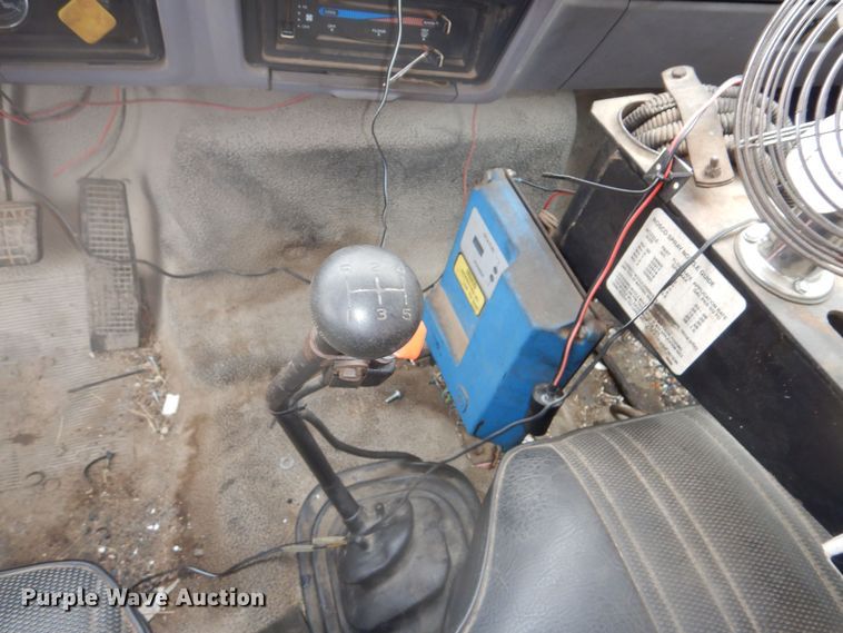 image for item DR5983 1995 Ford F800 oil distributor truck