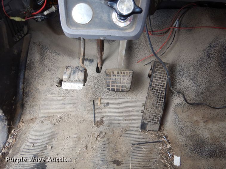 image for item DR5983 1995 Ford F800 oil distributor truck