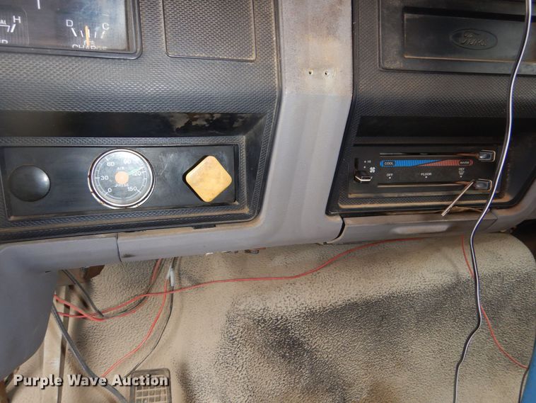 image for item DR5983 1995 Ford F800 oil distributor truck