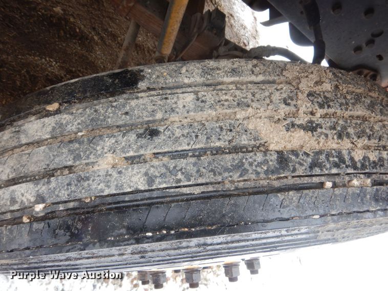 image for item DR5983 1995 Ford F800 oil distributor truck