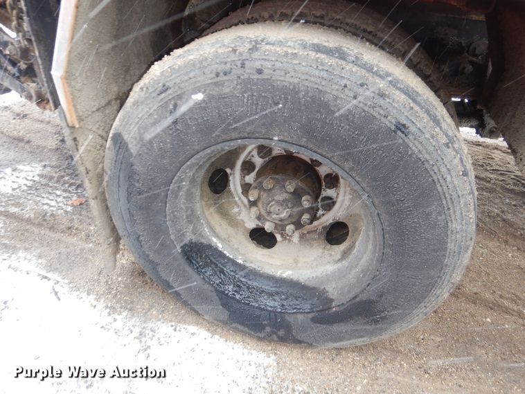 image for item DR5983 1995 Ford F800 oil distributor truck