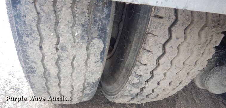 image for item DR5983 1995 Ford F800 oil distributor truck