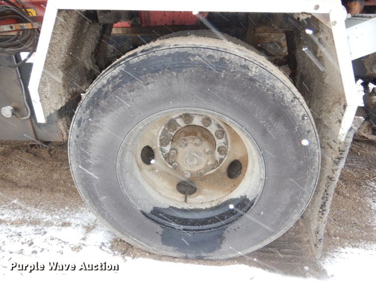 image for item DR5983 1995 Ford F800 oil distributor truck