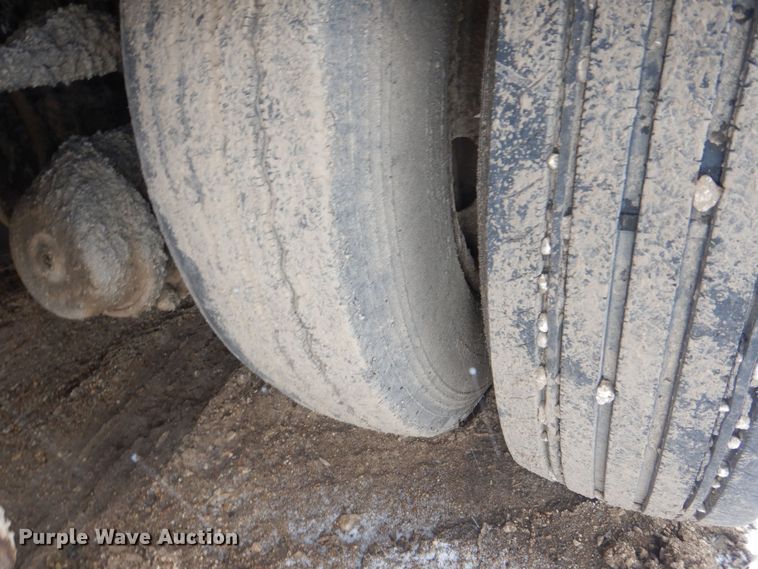 image for item DR5983 1995 Ford F800 oil distributor truck