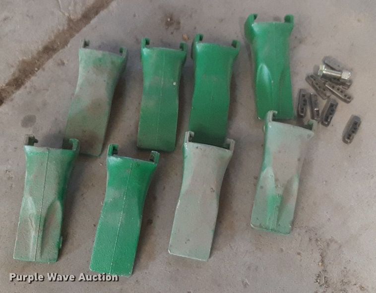 image for item DV9766 (8) Esco bucket teeth