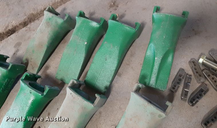 image for item DV9766 (8) Esco bucket teeth