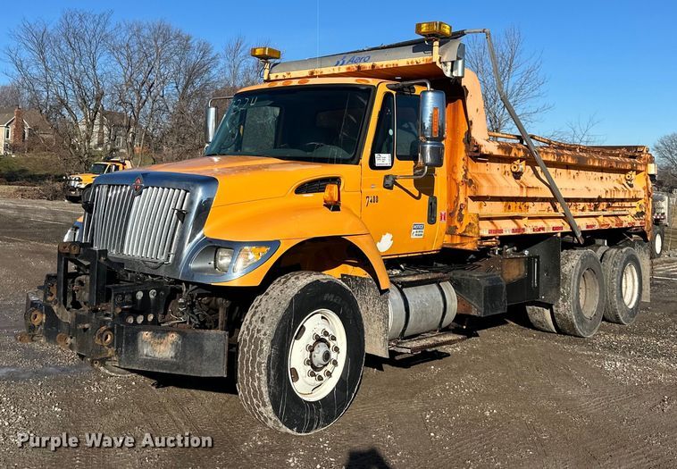 image for item DW2956 2006 International  7400 dump truck