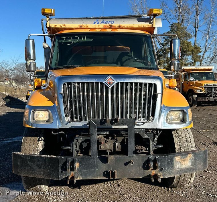 image for item DW2956 2006 International  7400 dump truck