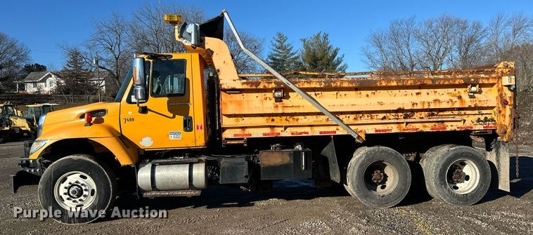 image for item DW2956 2006 International  7400 dump truck