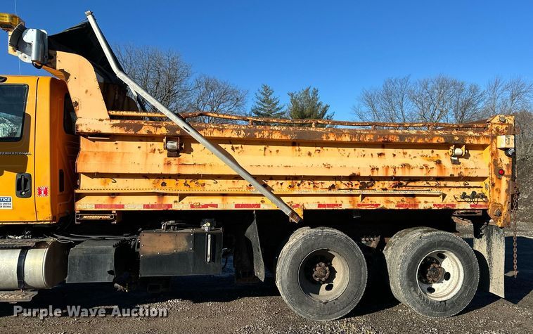 image for item DW2956 2006 International  7400 dump truck