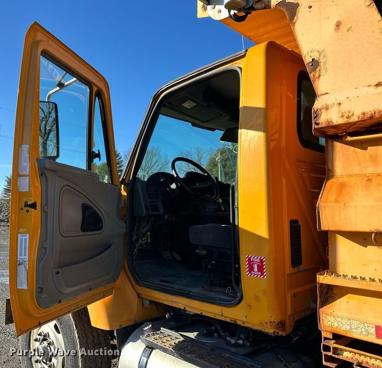 image for item DW2956 2006 International  7400 dump truck