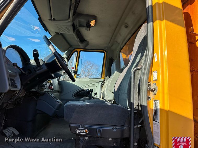 image for item DW2956 2006 International  7400 dump truck