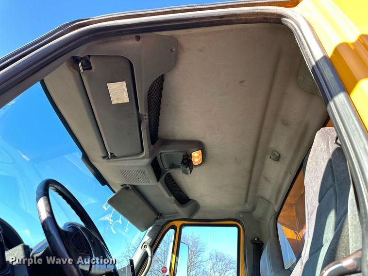 image for item DW2956 2006 International  7400 dump truck