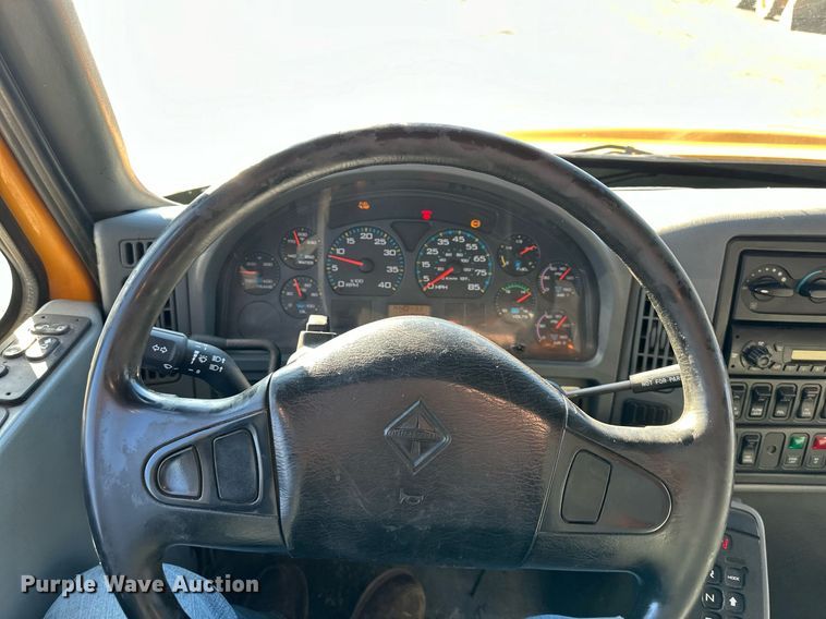 image for item DW2956 2006 International  7400 dump truck