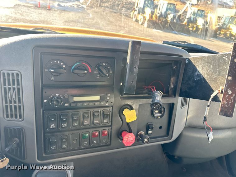 image for item DW2956 2006 International  7400 dump truck