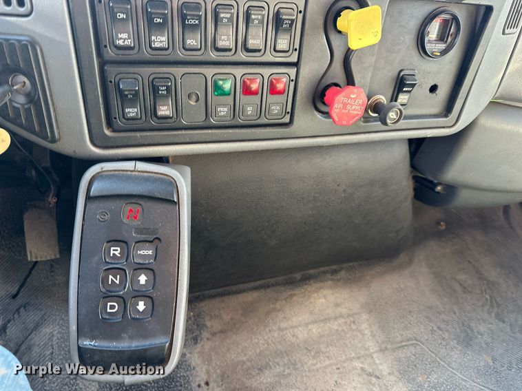 image for item DW2956 2006 International  7400 dump truck