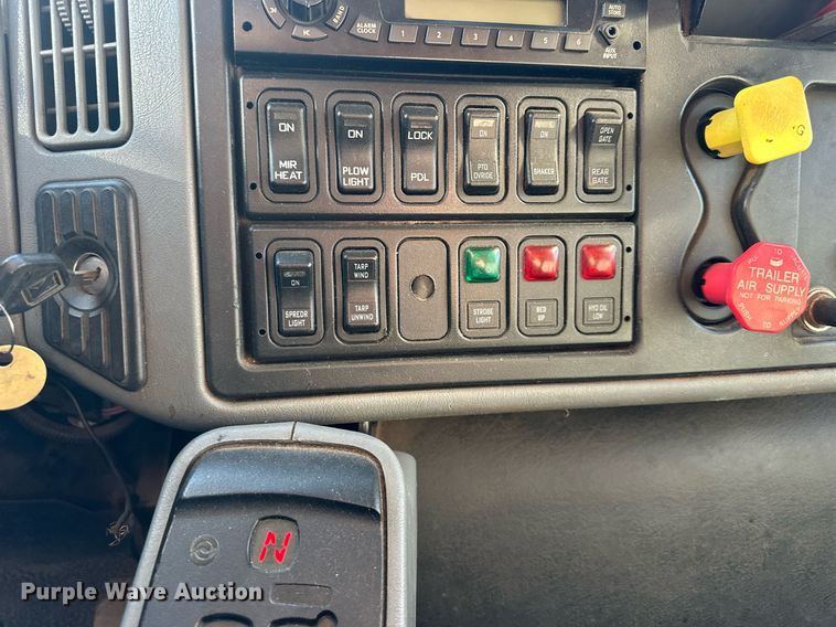 image for item DW2956 2006 International  7400 dump truck