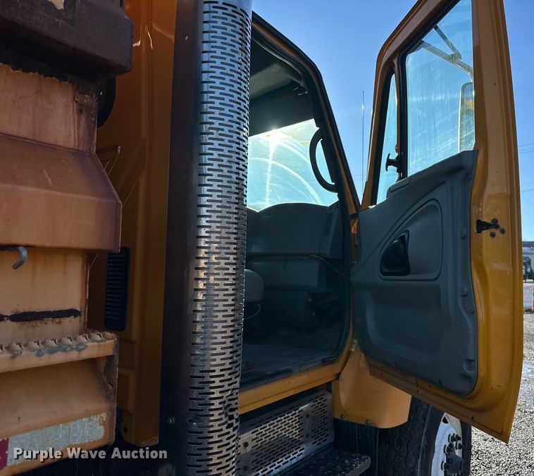 image for item DW2956 2006 International  7400 dump truck