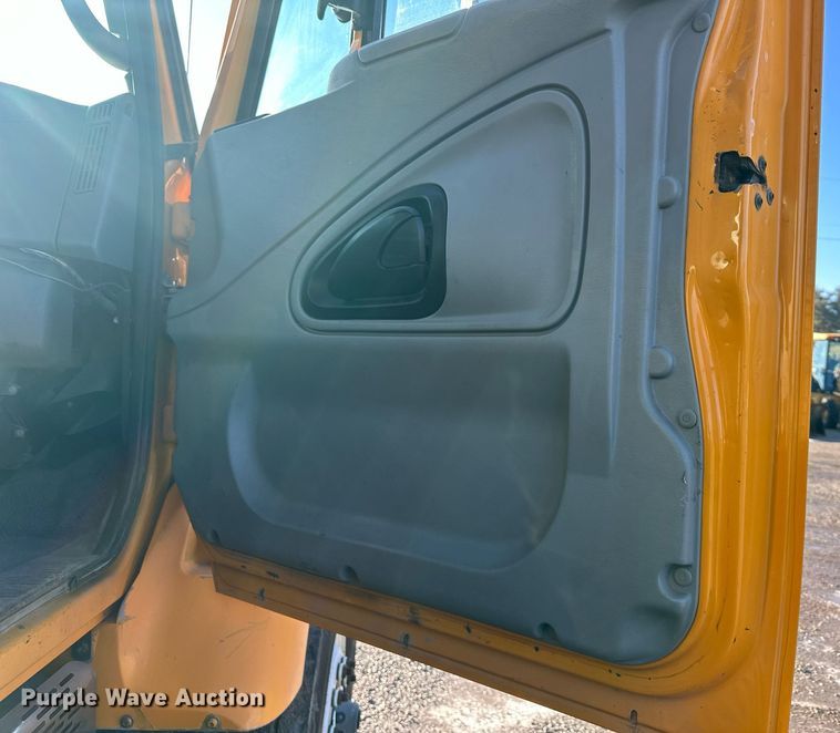 image for item DW2956 2006 International  7400 dump truck