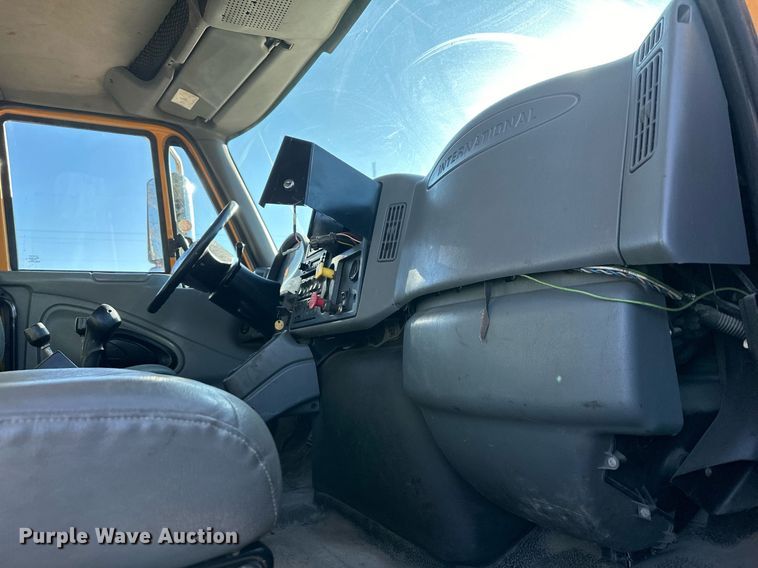 image for item DW2956 2006 International  7400 dump truck