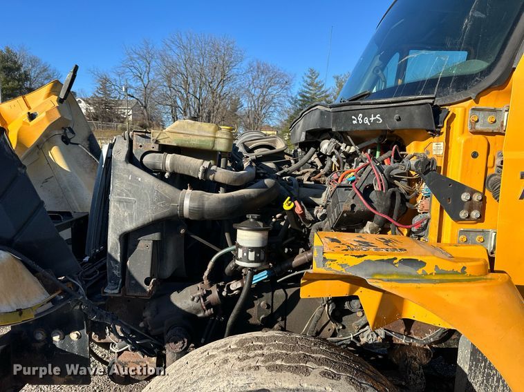 image for item DW2956 2006 International  7400 dump truck