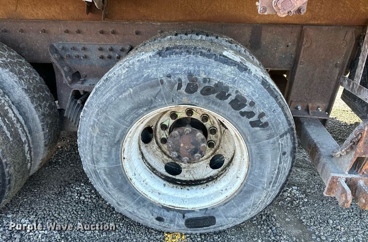 image for item DW2956 2006 International  7400 dump truck