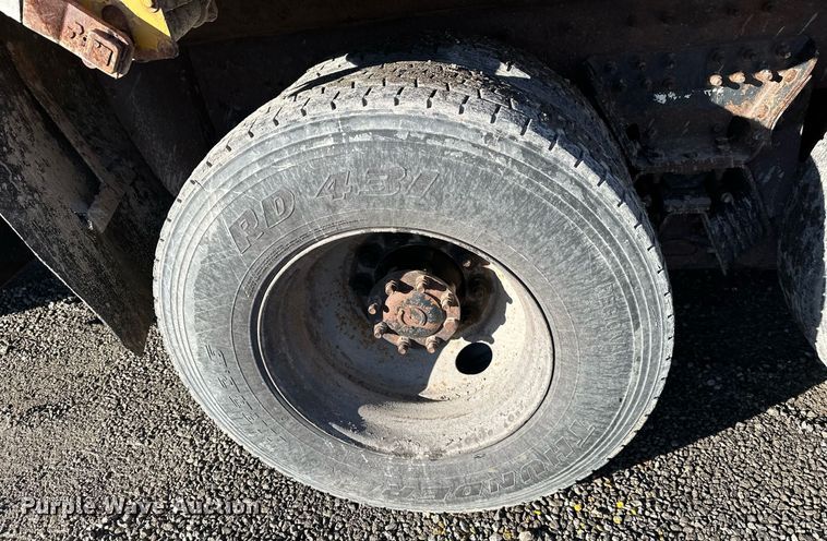 image for item DW2956 2006 International  7400 dump truck