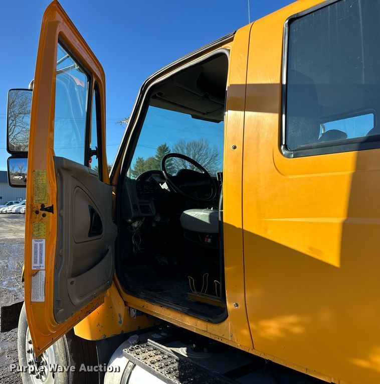 image for item DW2959 2005 International  7400 dump truck