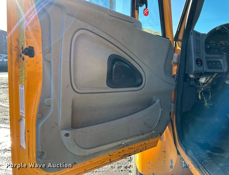 image for item DW2959 2005 International  7400 dump truck