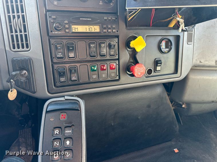 image for item DW2959 2005 International  7400 dump truck