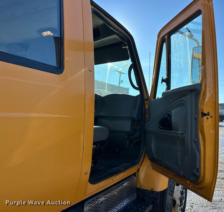 image for item DW2959 2005 International  7400 dump truck