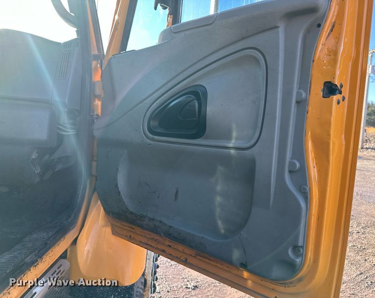 image for item DW2959 2005 International  7400 dump truck