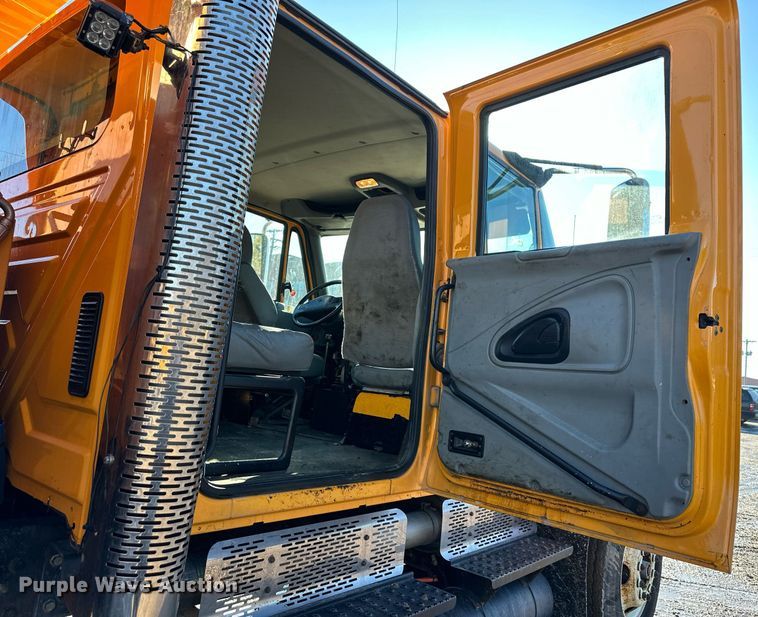 image for item DW2959 2005 International  7400 dump truck