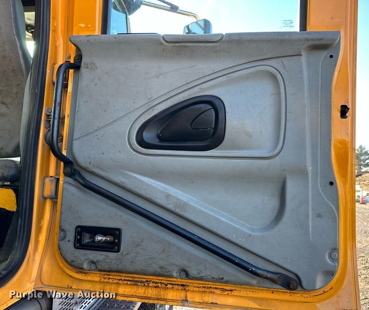 image for item DW2959 2005 International  7400 dump truck