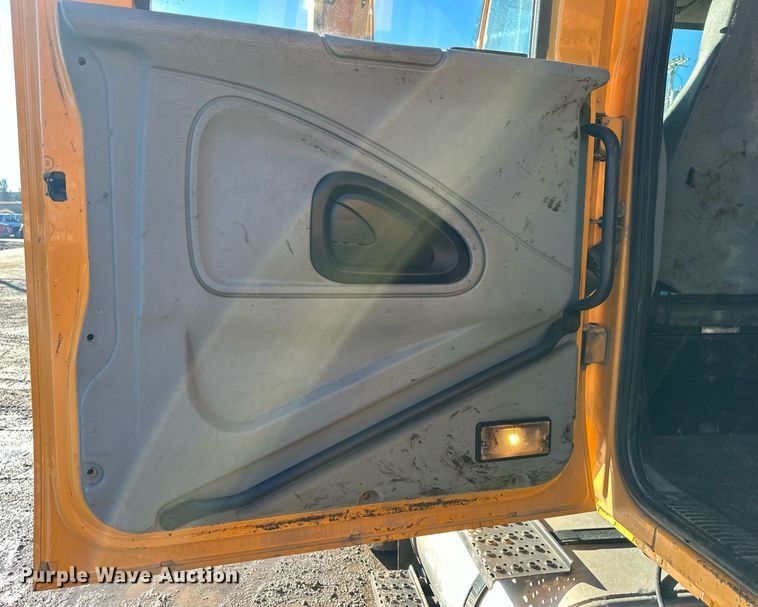 image for item DW2959 2005 International  7400 dump truck