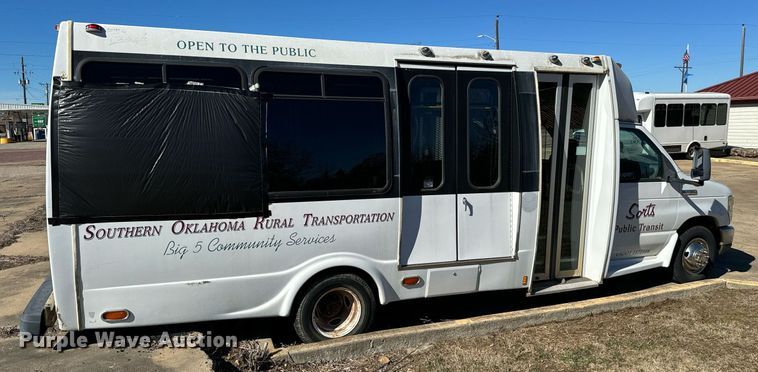 image for item EJ0174 2009 Ford E450 Super Duty shuttle bus
