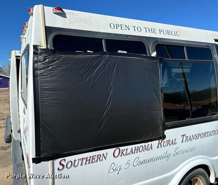 image for item EJ0174 2009 Ford E450 Super Duty shuttle bus