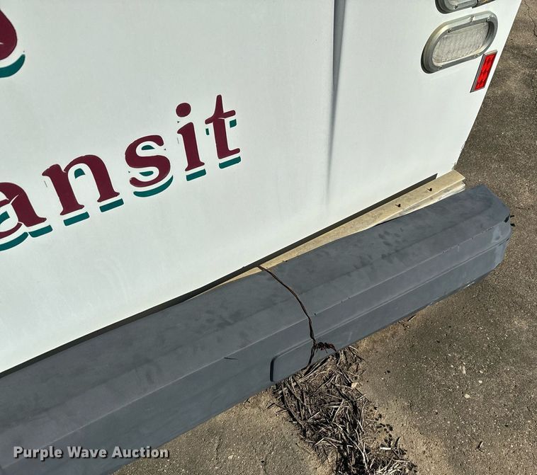 image for item EJ0174 2009 Ford E450 Super Duty shuttle bus