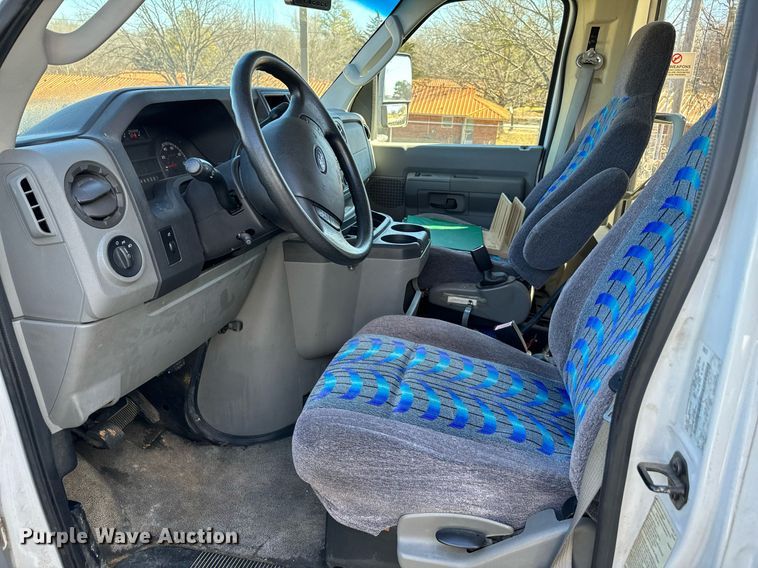 image for item EJ0174 2009 Ford E450 Super Duty shuttle bus