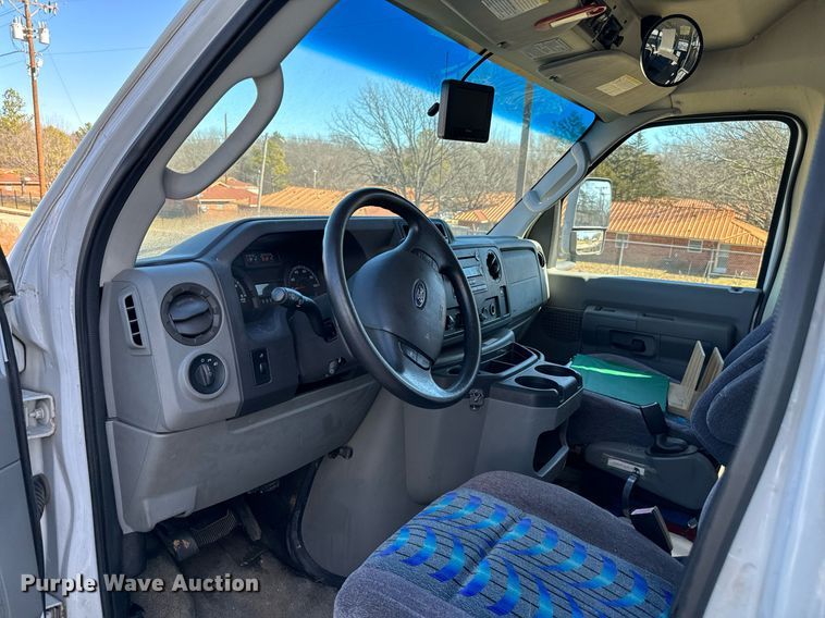 image for item EJ0174 2009 Ford E450 Super Duty shuttle bus